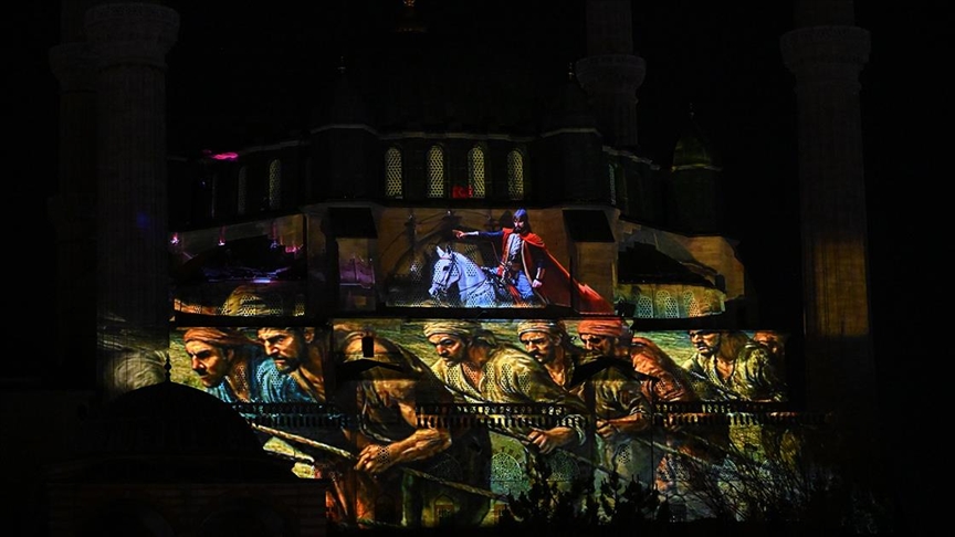 EDİRNE'DE İSTANBUL'UN FETHİNİN 572. YIL DÖNÜMÜ COŞKUYLA KUTLANDI