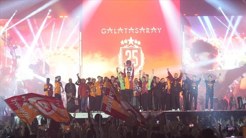 GALATASARAY, 25. ŞAMPİYONLUĞU YENİKAPI'DA TARAFTARIYLA KUTLADI