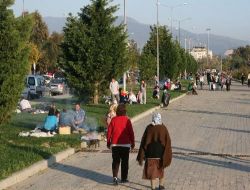 İzmirliler Güneşin Tadını Piknik Yaparak Çıkardı