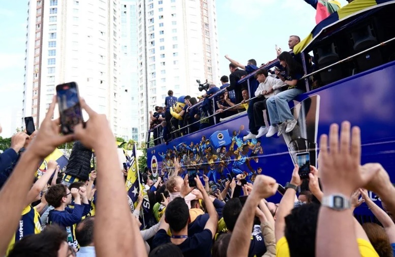 FENERBAHÇE BEKO ŞAMPİYONLUĞUNU KUTLADI
