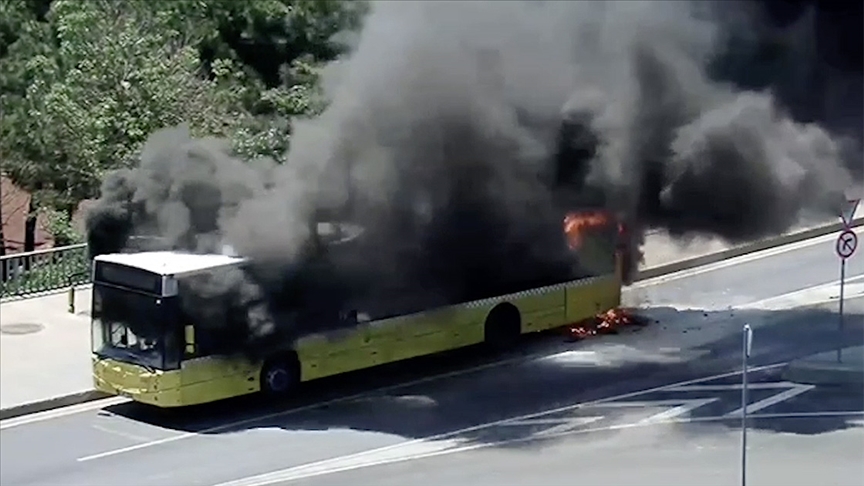 Sarıyer'de yangın çıkan İETT otobüsü kullanılamaz hale geldi