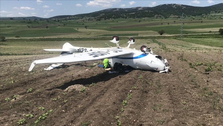 Bilecik'te tarlaya zorunlu iniş yapan eğitim uçağı ters döndü