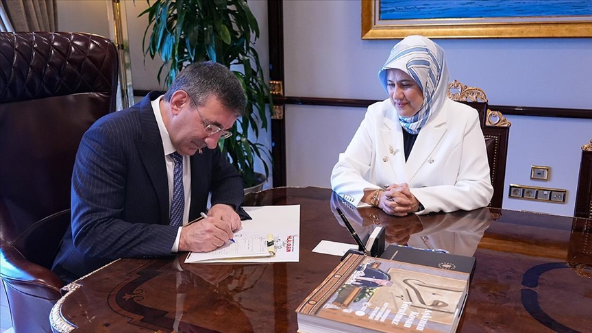 CUMHURBAŞKANI YARDIMCISI CEVDET YILMAZ KURBAN VEKALETİNİ TÜRK KIZILAY'A VERDİ