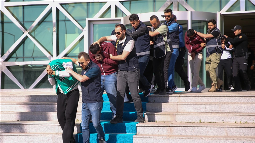 YÜKSEK TAKİPÇİLİ SAHTE SOSYAL MEDYA HESAPLARINDAN DOLANDIRICILIK YAPAN 11 ŞÜPHELİ TUTUKLANDI