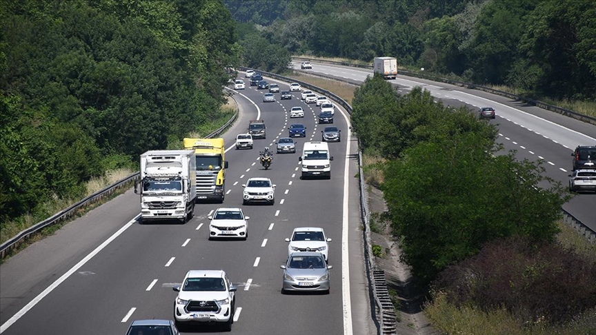 ANADOLU OTOYOLU'NUN BOLU VE DÜZCE KESİMİNDE BAYRAM TATİLİ HAREKETLİLİĞİ KISMEN BAŞLADI