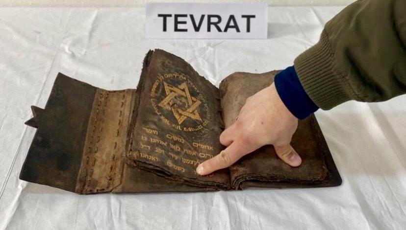 Kırşehir'de jandarmanın yol kontrolünde 700 yıllık olduğu değerlendirilen Tevrat bulundu