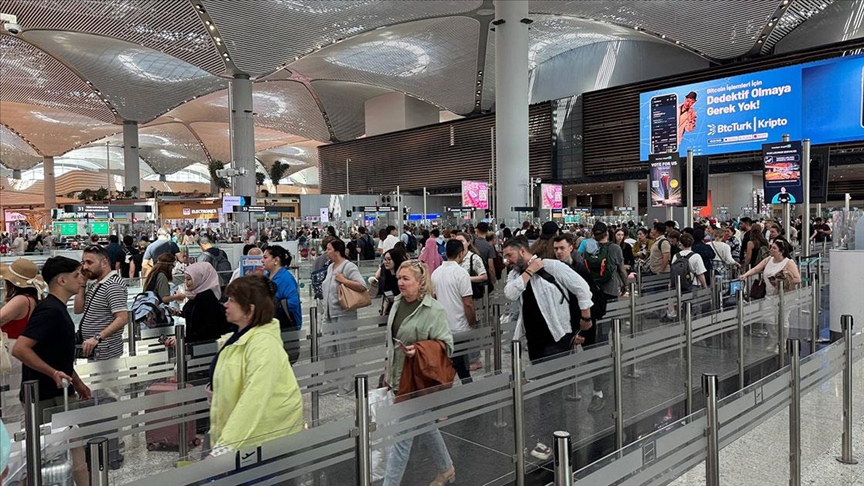 İSTANBUL'DA HAVALİMANLARINDA KURBAN BAYRAMI YOĞUNLUĞU