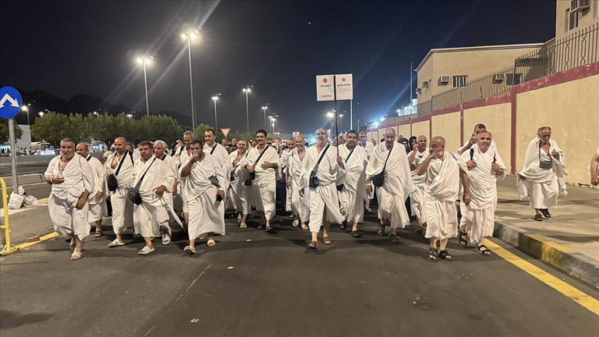 HACI ADAYLARI ARAFAT VAKFESİNİ TAMAMLAYIP MÜZDELİFE'YE GEÇTİ