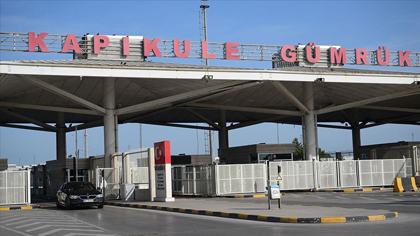 KAPIKULE'DEN TÜRKİYE'YE GİRİŞ YAPAN GURBETÇİLER, BAYRAMA ANAVATANLARINDA GİRMENİN MUTLULUĞUNU YAŞADI