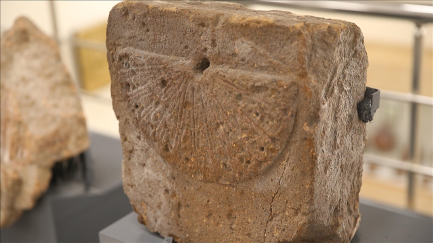 ANİ'DEKİ KAZILARDA BULUNAN YAKLAŞIK 1000 YILLIK GÜNEŞ SAATİ GÖRÜCÜYE ÇIKTI