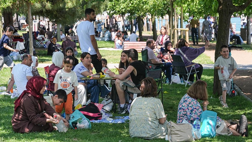 İSTANBULLULAR BAYRAMIN İKİNCİ GÜNÜNDE SAHİL VE PARKLARDA VAKİT GEÇİRDİ