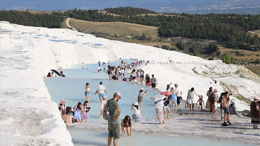 PAMUKKALE'DE BAYRAM TATİLİ HAREKETLİLİĞİ YAŞANIYOR