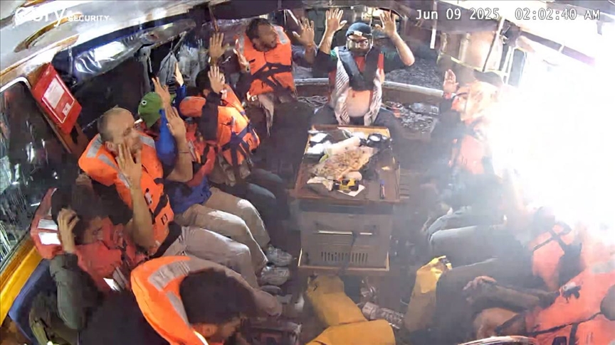 ÖZGÜRLÜK FİLOSU KOALİSYONU: İSRAİL GÜÇLERİ MADLEEN GEMİSİNDEKİ GÖNÜLLÜLERİ KAÇIRDI