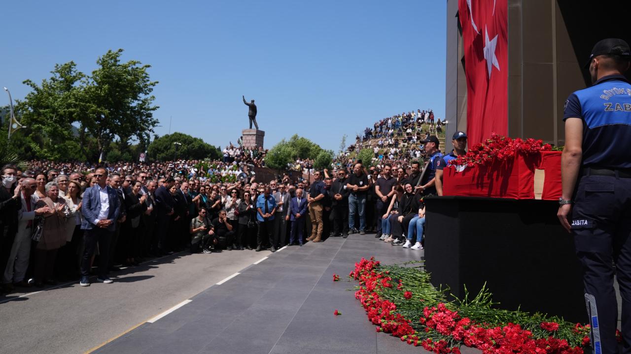 MANİSA BÜYÜKŞEHİR BELEDİYE BAŞKANI ZEYREK İÇİN BELEDİYE ÖNÜNDE TÖREN DÜZENLENDİ