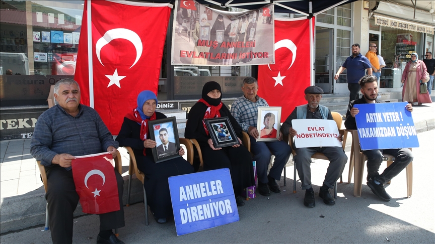 MUŞ'TA EVLATLARINA KAVUŞMAK İSTEYEN AİLELER DEM PARTİ ÖNÜNDEKİ EYLEMLERİNİ SÜRDÜRDÜ