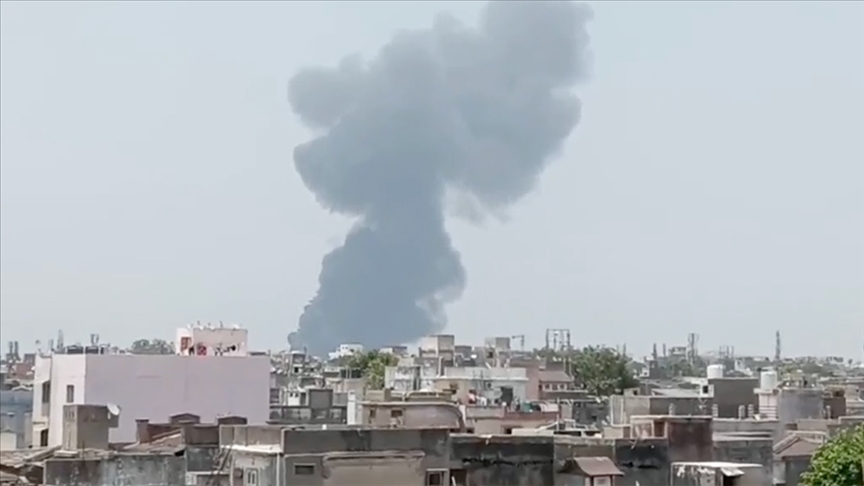 Hindistan'ın Gucerat eyaletinde çok sayıda yolcunun bulunduğu uçak düştü