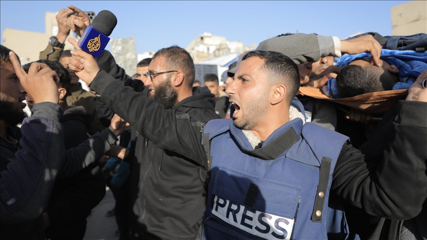 İSRAİL’İN İLETİŞİMİ KESTİĞİ GAZZE’DE GAZETECİLER, GERÇEĞİ DÜNYAYA DUYURMAK İÇİN HAYATLARINI RİSKE ATIYOR