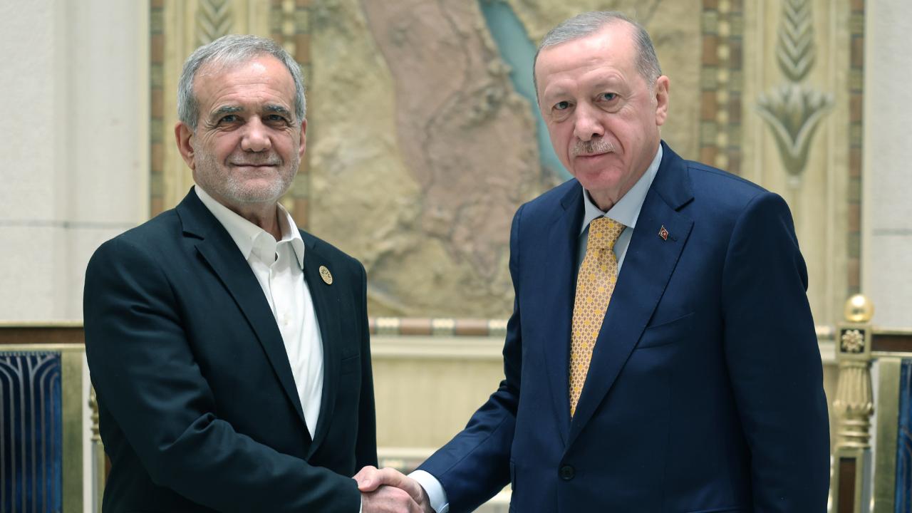 CUMHURBAŞKANI ERDOĞAN, İRAN CUMHURBAŞKANI PEZEŞKİYAN İLE GÖRÜŞTÜ