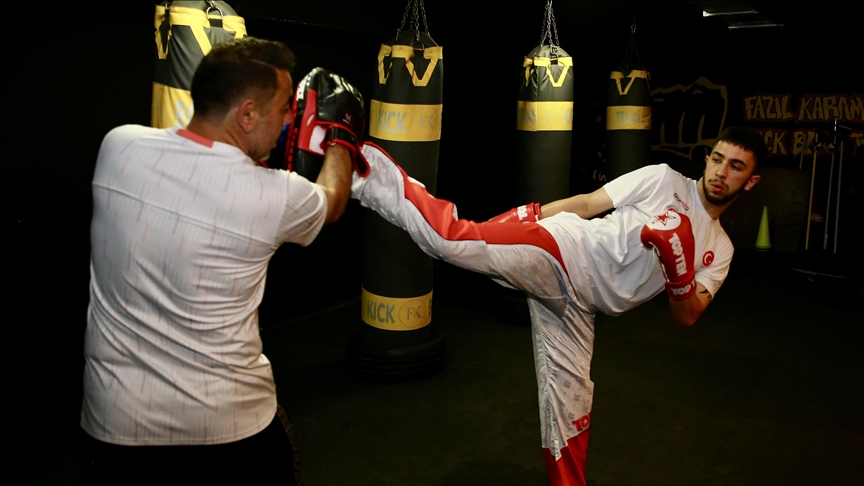 BABASININ İZİNDEN GİDEN GENÇ KİCK BOKSÇUNUN HEDEFİ ŞAMPİYONLUK