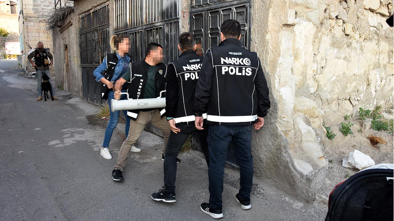 NEVŞEHİR'DE EŞ ZAMANLI BASKIN: 61 ZEHİR TACİRİ GÖZALTINDA