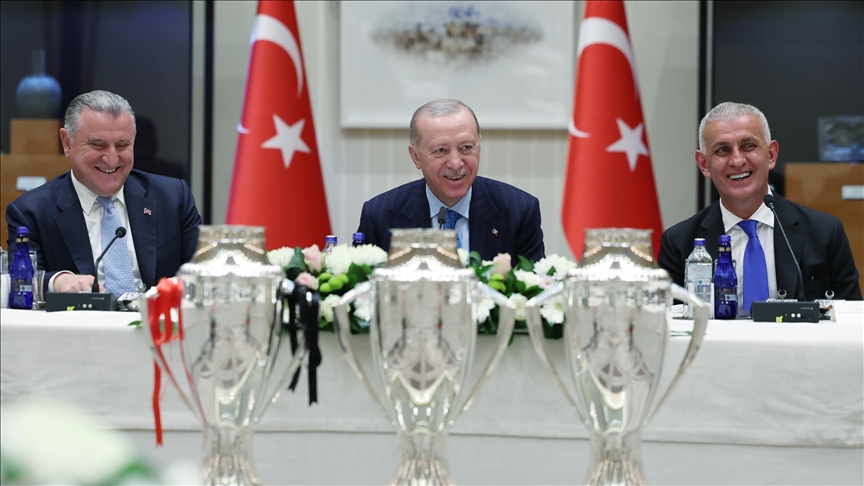 CUMHURBAŞKANI ERDOĞAN, SÜPER LİG'E YÜKSELEN ÜÇ KULÜBÜ KABUL ETTİ
