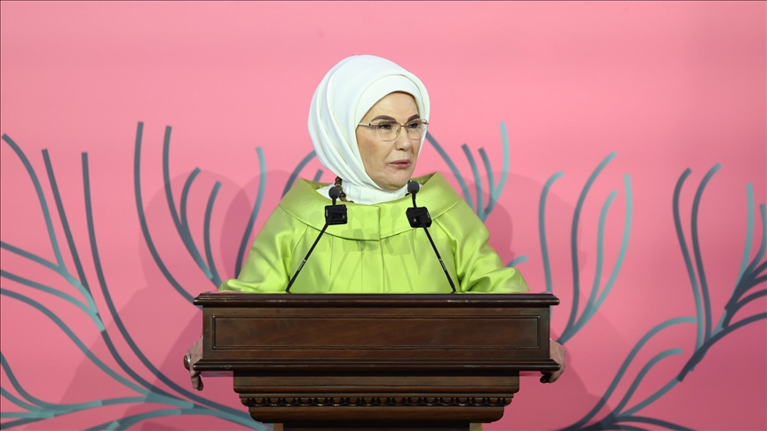 EMİNE ERDOĞAN KARNE ALACAK ÖĞRENCİLERİ TEBRİK ETTİ