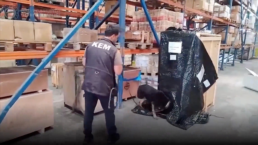 Bakanlık ekipleri, 4 ilde çok sayıda kaçak eşya ve yüklü miktarda uyuşturucu ele geçirdi!