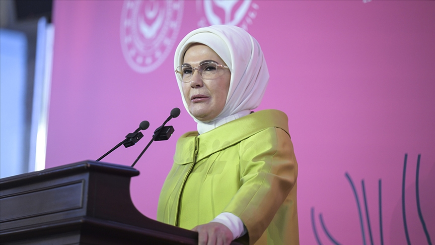 Emine Erdoğan "Ulusun Annesi" sergisinin anı defterini imzaladı