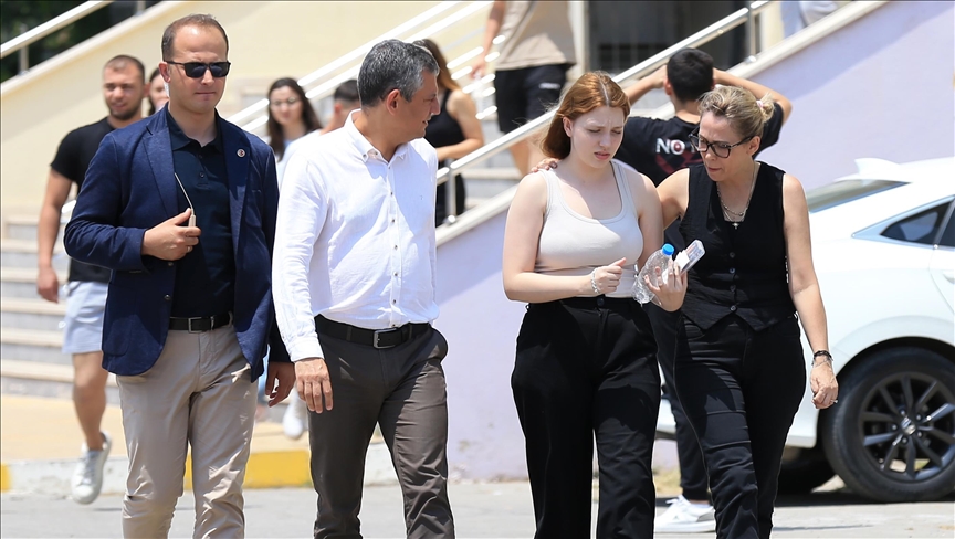 YKS'ye giren Ferdi Zeyrek'in kızı Nehir'i sınav yerine CHP Genel Başkanı Özel götürdü