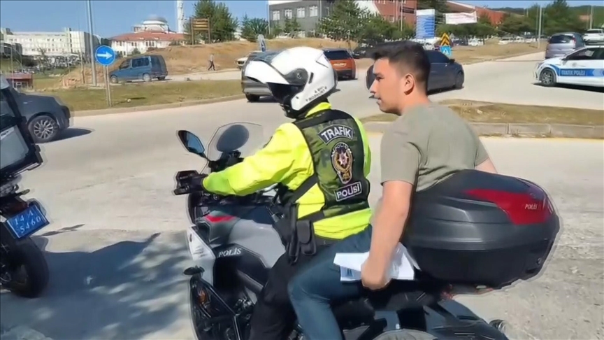 Bolu ve Karabük'te YKS'ye geç kalma riski yaşayan öğrencilere trafik ekipleri yardım etti