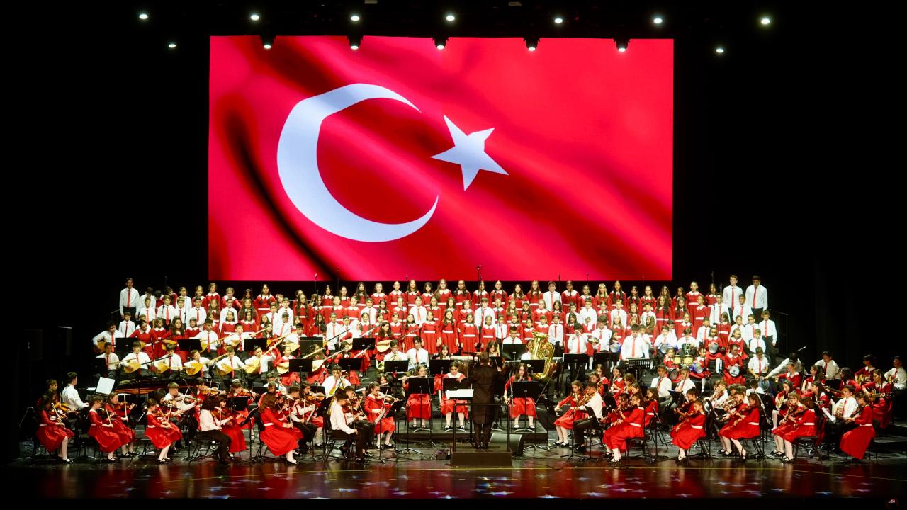 CUMHURBAŞKANLIĞI ÇOCUK ORKESTRASI VE KOROSU İSTANBUL'DAKİ İLK KONSERİNİ VERDİ