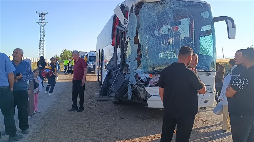 Afyonkarahisar'da yolcu otobüsünün tıra çarptığı kazada 24 kişi yaralandı