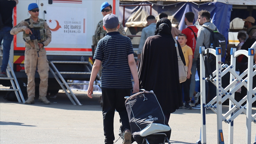 OKULLARIN KAPANMASIYLA SURİYELİLERİN ÜLKELERİNE DÖNÜŞLERİ YOĞUNLAŞTI