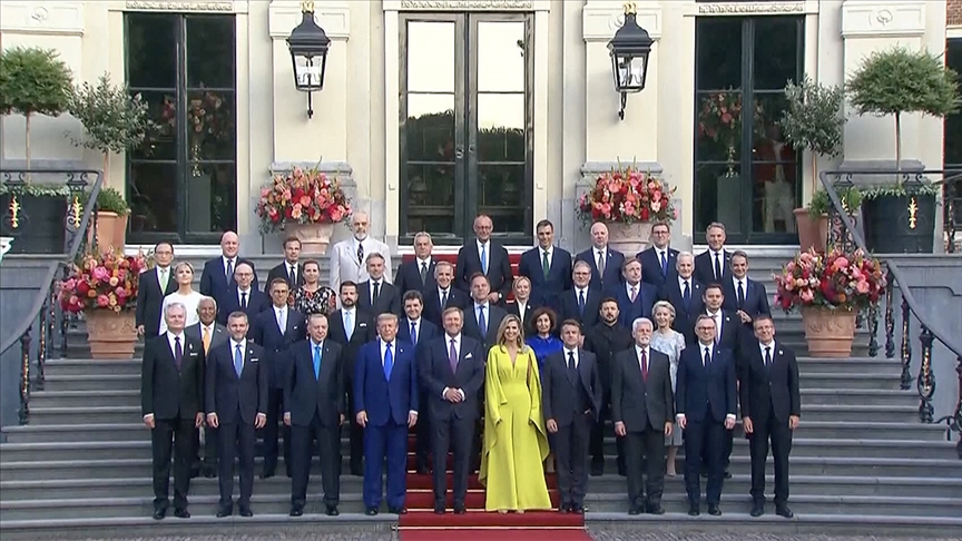 CUMHURBAŞKANI ERDOĞAN, LAHEY'DE.. NATO LİDERLER ZİRVESİ'NDE AİLE FOTOĞRAFI