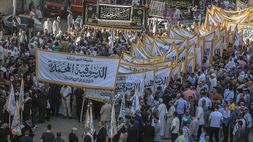 MISIRLI MÜSLÜMANLAR, HİCRİ 1447 YILINI KAHİRE SOKAKLARINDA ZİKİR, İLAHİ VE YÜRÜYÜŞLERLE KARŞILADI