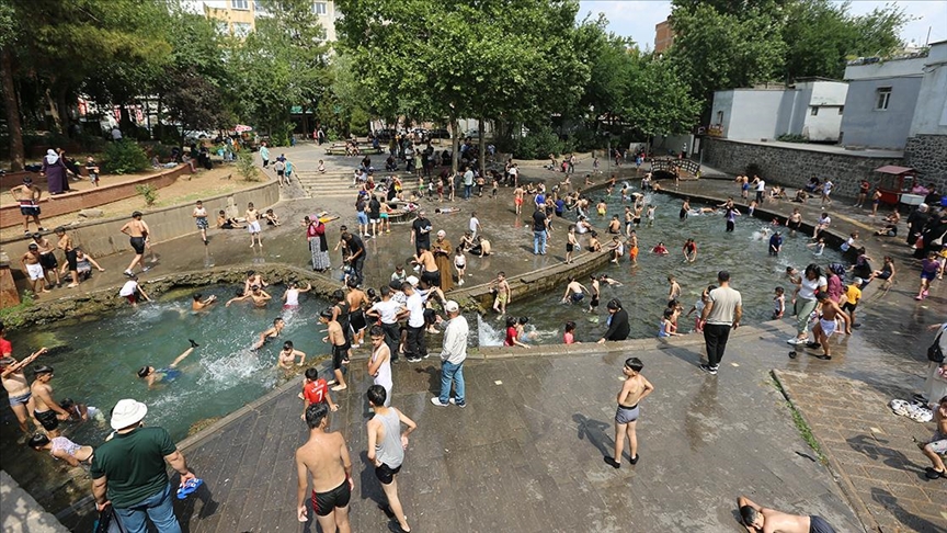 DİYARBAKIR'DA HAVA SICAKLIĞI 42 DERECEYE ULAŞTI!