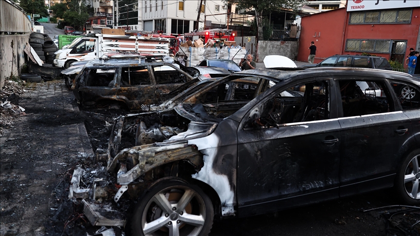 Ataşehir'de sanayi sitesinde çıkan yangında park halindeki otomobiller yandı