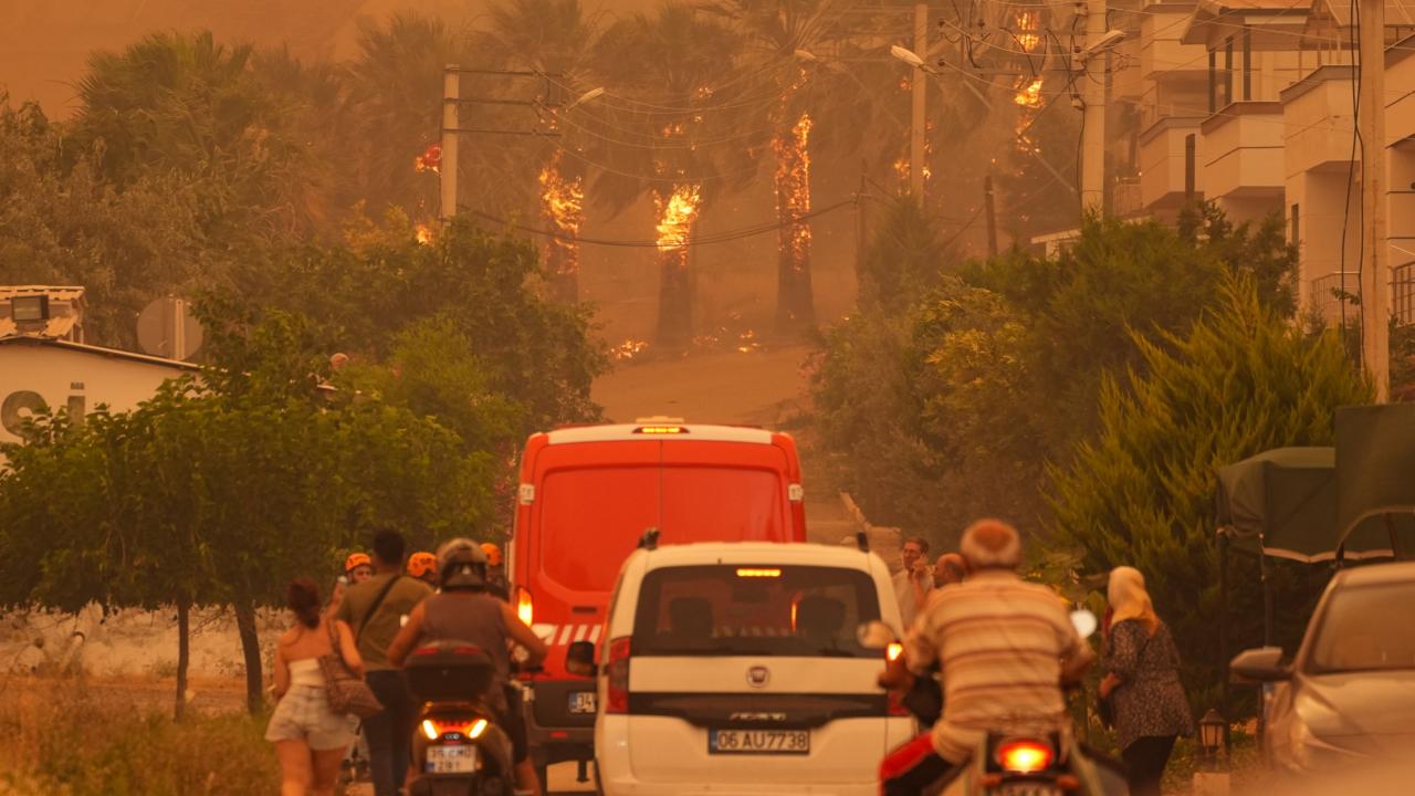 İZMİR'DEKİ YANGINLAR YERLEŞİM YERLERİNİ TEHDİT EDİYOR