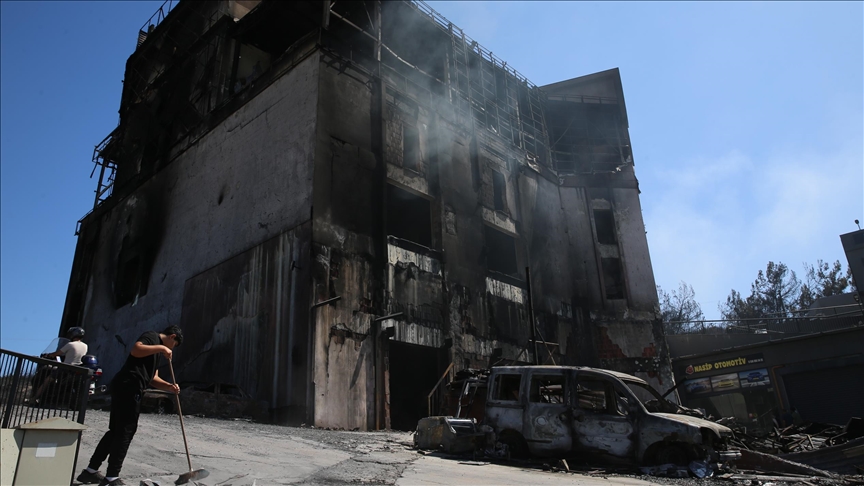 İZMİR'DE ORMAN YANGINININ SIÇRADIĞI GALERİCİLER SİTESİNDE HASARIN BOYUTU ORTAYA ÇIKTI