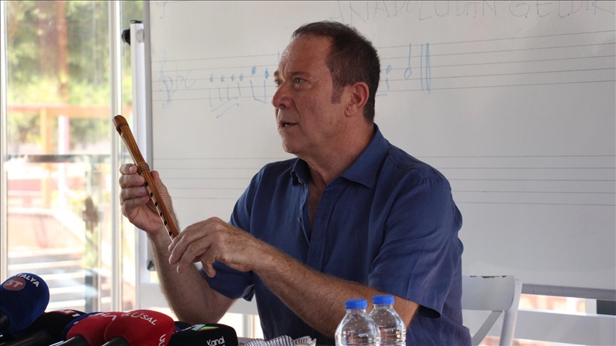 Türk Halk Müziği Sanatçısı Sümer Ezgü, Antalya'da gazetecilerle bir araya geldi