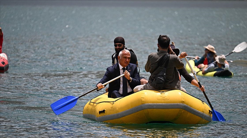 Kültür ve Turizm Bakanı Ersoy, Hakkari'de Sat Buzul Gölleri'nde botla gezinti yaptı