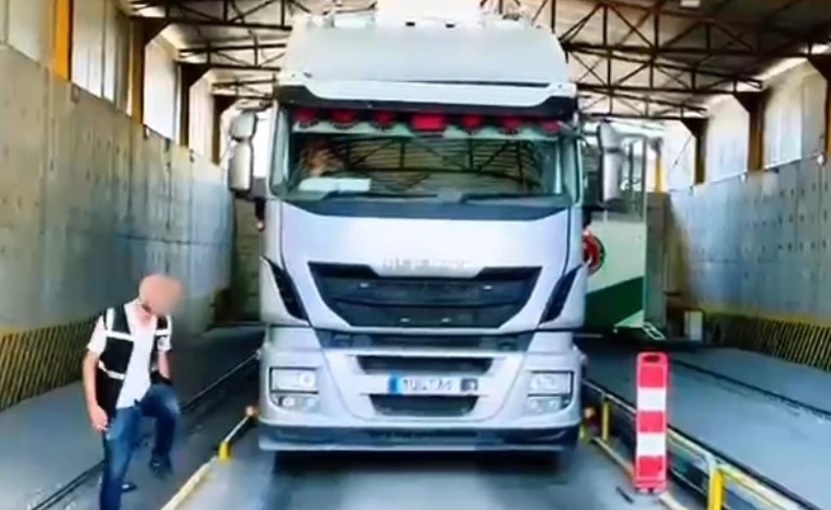 MERSİN'DE TIRDA KAÇAK ELEKTRONİK SİGARA TÜTÜNÜ ELE GEÇİRİLDİ