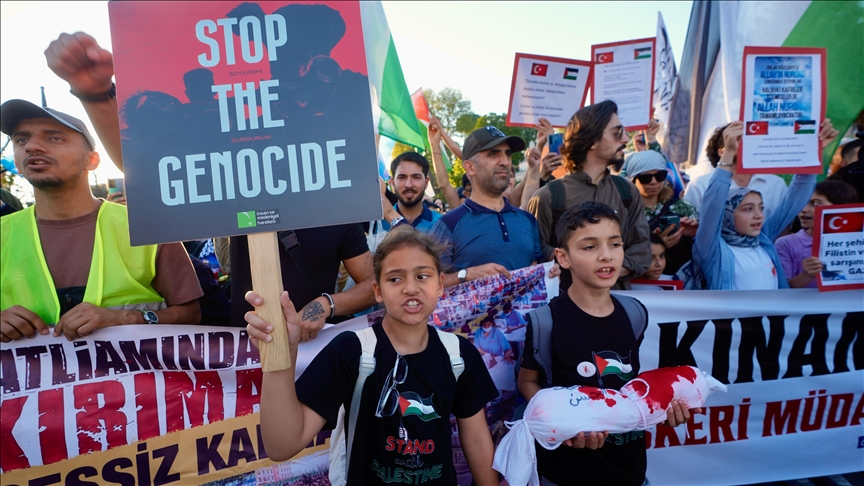 İstanbul'da Open Rafah grubundan "Hazreti Muhammed'e sevgi, Gazze'ye refah" yürüyüşü