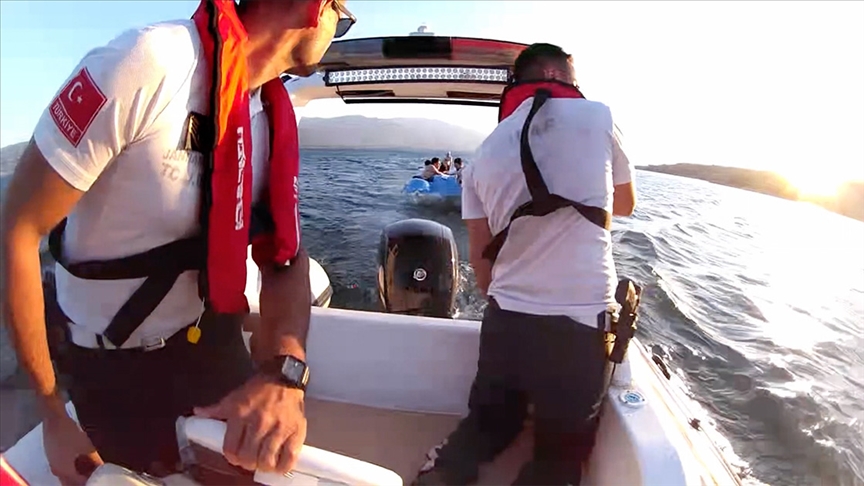 SAPANCA GÖLÜ'NDE MAHSUR KALAN 17 KİŞİ JANDARMA EKİPLERİNCE KURTARILDI