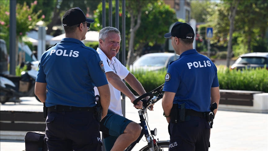 ANTALYA POLİSİ TURİSTLERİN GÜVENLİĞİ İÇİN DENİZDE, HAVADA, KARADA GÖREV YAPIYOR