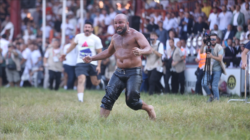 664. TARİHİ KIRKPINAR YAĞLI GÜREŞLERİ'NDE BAŞPEHLİVANLIĞI ORHAN OKULU KAZANDI