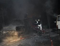 Kamyonette Çıkan Yangın İş Hanına Sıçrayınca Korkulu Anlar Yaşandı