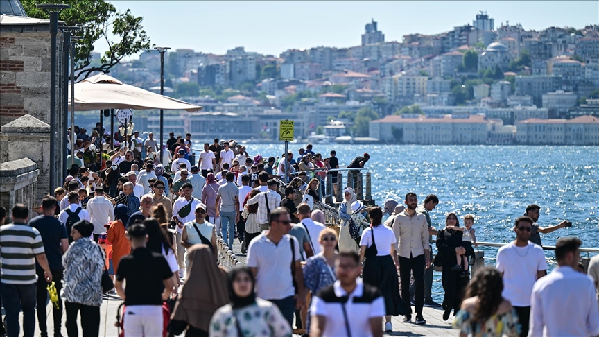 İST'DA YARIN YÜKSEK SICAKLIKLARA KARŞI DİKKATLİ OLUNMASI GEREKİYOR