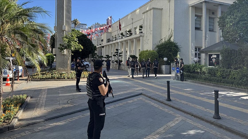 Adana Büyükşehir Belediye Başkanı Karalar'ın da aralarında bulunduğu 6 şüpheli tutuklandı