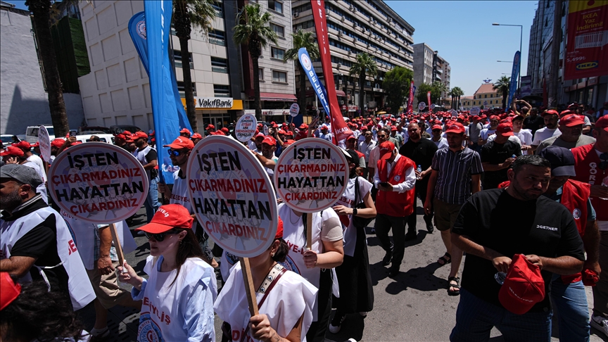 İZMİR BÜYÜKŞEHİR BELEDİYESİNİN İŞTEN ÇIKARDIĞI İŞÇİLER EYLEM BAŞLATTI